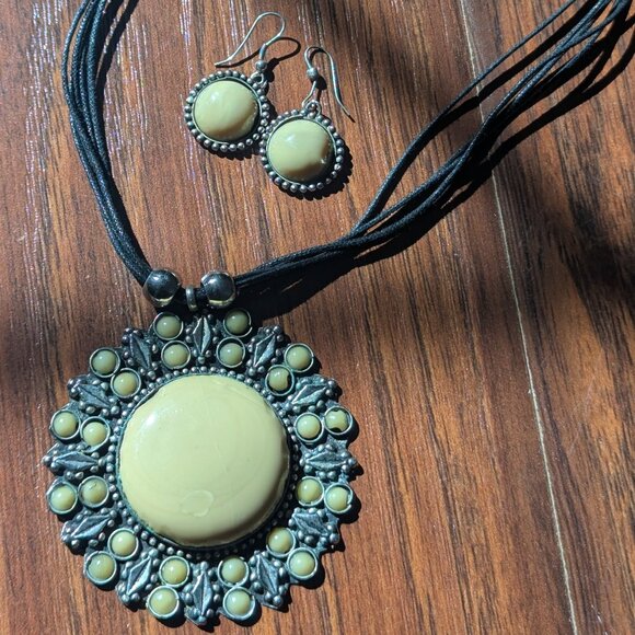 Cream Stone Silver Earring and Necklace - Picture 1 of 2